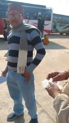 श्रीमान जी अपने आप को थानेदार साहब बता रहे हैं यह घटना सिमरिया थाने की अंतर्गत आने वाला बस स्टैंड की है