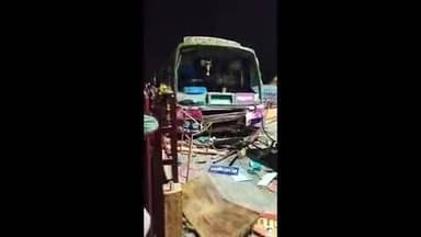 குறிஞ்சிப்பாடி: குள்ளஞ்சாவடி அருகே டிராக்டர் மீது பேருந்து மோதிய விபத்தில் இரண்டு பேர் காயம்