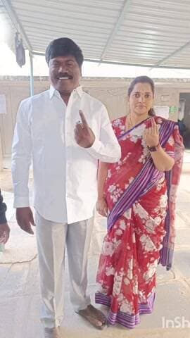 నల్లబెల్లి: నల్లబెల్లిలో ఓటు హక్కు మాజీ ఎమ్మెల్యే పెద్ది సుదర్శన్ రెడ్డి దంపతులు