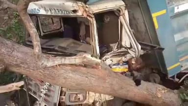 বান্দোয়ান: বান্দোয়ানের পাটকিটা গ্রামের কাছে নিয়ন্ত্রণ হারিয়ে গাছে ধাক্কা পাথর বোঝাই ডাম্পারের