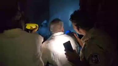 બોડેલી: અલીખેરવા વિસ્તારમાં નર્મદા વસાહતમાં એક મકાનમાં આગ લગતા દોડધામ મચી,જુઓ