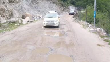 सांगला: सांगला सड़क मार्ग पर बने दलदल के कारण वाहन चालक बरतें एहतियात - जिप्र