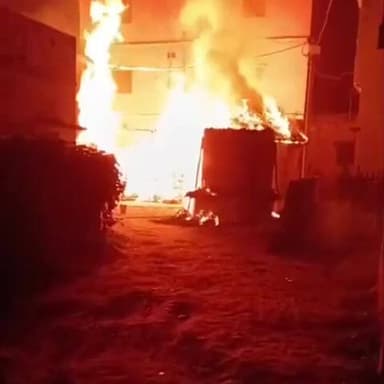 जोगापट्टी: योगापट्टी के फतेहपुर गांव में भीषण आग, लाखों की संपत्ति जलकर राख