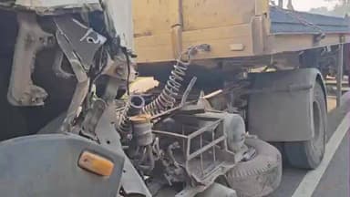 रनियां: रायकेरा में मुख्य सड़क किनारे खड़े दुर्घटनाग्रस्त ट्रेलर से बैटरी चोरी