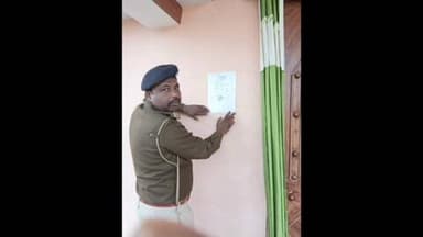 नौबतपुर: नौबतपुर पुलिस ने चैनपुरा दरियापुर गांव में नामजद आरोपी के घर पर इश्तेहार चस्पा किया