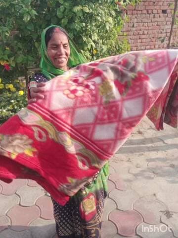 बिश्रामपुर: सामाजिक कार्यकर्ता रुद्रप्रताप सिंह ने 150 लोगों के बीच कंबल बांटा