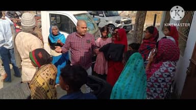 लकड़ी नबीगंज: परौली में बढ़ती ठंड को देखते हुए ग्रामीणों के बीच कंबल का वितरण किया गया