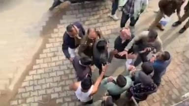 प्रतापगढ़: होमगार्ड ऑफिस के पास जमीन विवाद में फायरिंग, पुलिस के सामने हुई मारपीट, लाइव वीडियो वायरल