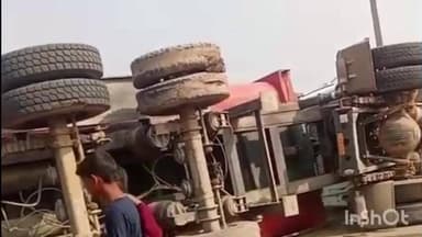 करायपरसुराय: फुल्लीपर गांव के पास बालू से लदा ट्रक पलटा, चालक और सह-चालक बाल-बाल बचे