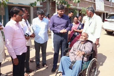 గాంధారి: గాంధారిలో సర్పంచ్ ఎన్నికల పోలింగ్ కేంద్రాన్ని సందర్శించి, వృద్ధులను పలకరించిన : కామారెడ్డి కలెక్టర్ ఆశిష్ సాంగ్వాన్