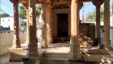 आसीन्द: शंभूगढ़ थाना क्षेत्र के बरसनी गांव स्थित जैन मंदिर में बीती रात चोरी