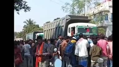 কান্দি: আন্দিতে বাইক ও ডাম্পারের মুখোমুখি সংঘর্ষে ঘটনাস্থলে মৃত্যু বাইক চালকের