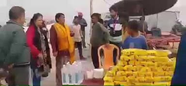 अस्सीघाट पर नगर निगम ने चलाया स्वच्छता अभियान, दुकानदारों पर किया चेकिंग अभियान