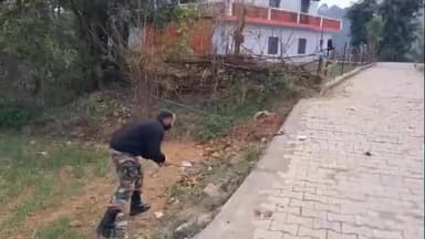 ढटवाल: पैरवी गांव में हिमाचली स्नेक सेवर जसवीर पटियाल ने किया कोबरा सांप का रेस्क्यू