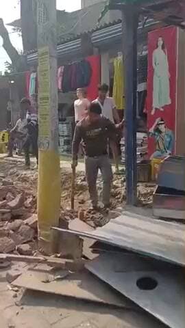 देसरी: बिहार सरकार के नोटिस के बाद देसरी के गाजीपुर में दुकानदारों ने हटाया अतिक्रमण