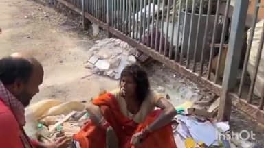 महिषी: महिषी विधायक गौतम कृष्ण कचरा चुनने वाली महिला के साथ बैठे, बोले- मां की सेवा न कर सकें तो ऐसे बेटे बनने का क्या फायदा