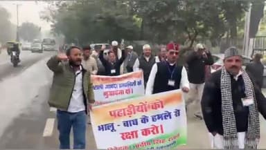 डुंडा: उत्तरकाशी जनपद के कांग्रेस कार्यकर्ता 'वोट चोर गद्दी छोड़' कार्यक्रम के तहत दिल्ली में आयोजित आंदोलन के लिए रवाना हुए