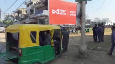 बाजपुर: ई-रिक्शा चालकों पर सीएनजी टेंपो चालक से मारपीट का आरोप, घटना के बाद ब्लाक कार्यालय के सामने हुआ हंगामा