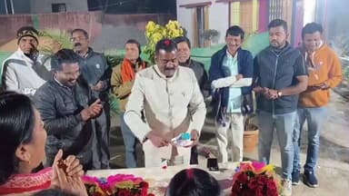 केशकाल: पार्टी के कार्यकर्ताओं और समर्थकों ने देर रात केक काटकर धूमधाम से केशकाल विधायक नीलकंठ टेकाम का जन्मदिन मनाया