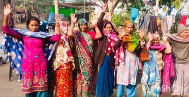 धनघटा: अछती गांव में नाली निर्माण रोकने का आरोप, कार्रवाई की मांग को लेकर महिलाओं ने किया प्रदर्शन