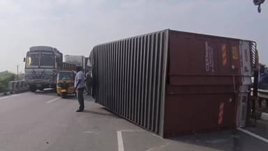 பொன்னேரி: சிறுவாபுரி அருகே கார் மீது லாரி மோதி ஏற்பட்ட விபத்தில் லாரி ஓட்டுநர் மற்றும் கார் ஓட்டுநர் படுகாயம்