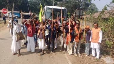 अल्बर्ट एक्का (जारी): गुमला में शौर्य यात्रा में शामिल होने के लिए जारी प्रखंड से पारंपरिक हथियारों के साथ बिरहोरों का दल रवाना