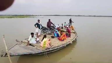 बैसि: ताराबाडी टिक्कर टोला जाने के लिए नांव ही है सहारा