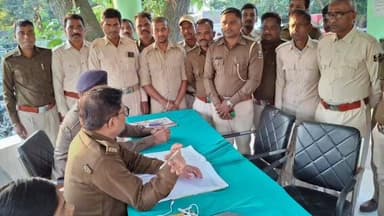 बथनाहा: बथनाहा थाना में चौकीदारी परेड आयोजित, चौकीदारों को अपराध नियंत्रण के दिशा-निर्देश दिए गए