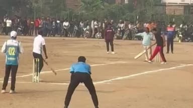 प्रतापपुर: प्रतापपुर में गौरी क्रिकेट टूर्नामेंट के पांचवें दिन प्रतापपुर फाइटर व बभने ब्लास्टर के बीच हुआ रोमांचक मुकाबला