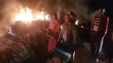 चैनपुर: बेन्दोरा में दो किसानों का 150 बोरा धान जलकर राख, मुआवजे की गुहार