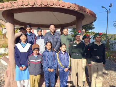 चम्पावत: डीएम मनीष कुमार ने मुख्यमंत्री मेधावी छात्रवृत्ति परीक्षा और गणतंत्र दिवस की परेड में चयनित कैडेट्स को किया सम्मानित