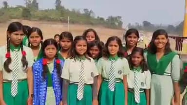 सतबरवा: गढ़वा कस्तूरबा की छात्राएं पलामू किला और बेतला नेशनल पार्क देखने पहुंचीं