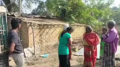 सनहौला: सन्हौला मार्केट में पेट्रोल पंप के सामने अतिक्रमणकारियों ने खुद हटाईं अपनी झोपड़ियाँ