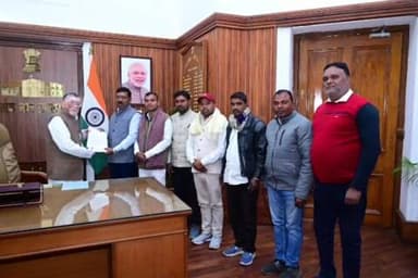 बरकागाँव: विस्थापित परिवारों की शिकायतों के समाधान हेतु विधायक रोशन लाल ने राज्यपाल से मिलकर ज्ञापन सौंपा