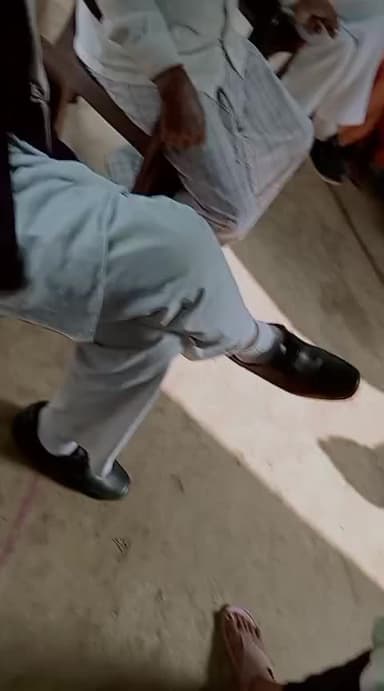 हम तीन बेटियां हैं मेरे पिता की मृत्यु की वजह है उनकी माँ और उनके भाई सुनील मौर्य बिजली विभाग barsathi मैं है