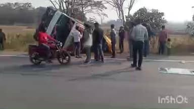 कामडारा: पोकला गेट खपरा ढ़ोड़हा पुल के पास ट्रक पलटा, चालक घायल, सीएचसी कामडारा में इलाज जारी
