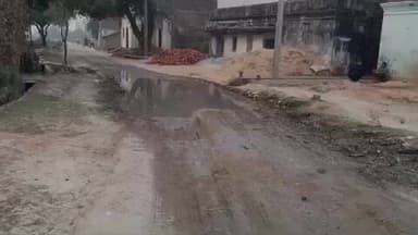 शिवसागर: शिवसागर प्रखंड के आउवा-कझाव पथ पर थनुआ, घटिकन और सेवली गाँव के समीप अतिक्रमण से सड़क पर बह रहा नाली का पानी