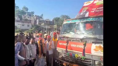 झाडोल: खेरवाड़ा में सरकार के दो वर्ष पूर्ण होने पर विकास रथों को दिखाई गई हरी झंडी