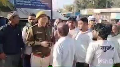 अरैन: अराई के सिरोंज गांव में कब्रिस्तान की भूमि पर अतिक्रमण का मामला, तहसीलदार प्रेम सुख वैष्णव और पुलिस मौके पर पहुंचे