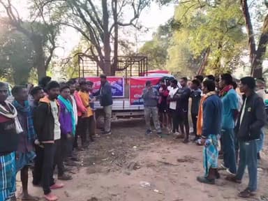 बड़ेराजपुर: भोंगापाल के साप्ताहिक बाजार में उरंदाबेडा थाना पुलिस ने लगाया चलित थाना, ग्रामीणों को किया जागरूक