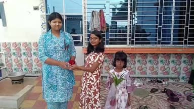 ভাতার: ১টি গাছের মাধ্যমে মৃত মায়ের স্মৃতিকে বাঁচিয়ে রাখতে অভিনব উদ্যোগ ছেলের,
আলিনগরে মায়ের স্মৃতির উদ্দেশ্যে চারা গাছ বিতরণ