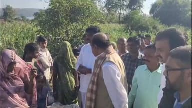 સીંગવડ: દાહોદના સાંસદ જશવંતસિંહ ભાભોરે સિંગવડના પાલ્લા બારેલા ગામે બનેલી આગની ઘટનાના સ્થળની મુલાકાત લીધી