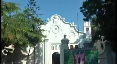 நாகப்பட்டினம்: சிஎஸ்ஐ தூயபேதுரு ஆலயத்தில் தூய்மை காவலர்களுடன்
கிறிஸ்மஸ் மர விழா தொடங்கியது.