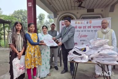 पड़वा: अंग वस्त्र वितरण पुनीत कार्य: माया, अग्नि वीर संस्था झारखंड ने पड़वा की 100 महिलाओं को अंग वस्त्र वितरित किए