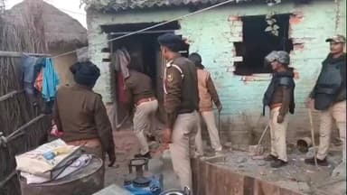 रामगढ़वा: रामगढ़वा थाना पुलिस ने भैंसड़ा में हत्या कांड के नामजद अभियुक्त राजू यादव के घर की की कुर्की की कार्रवाई