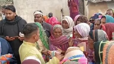 मेजा: बिजौरा गांव में ठंड से बचाव के लिए समाजसेवी ने गरीब, असहाय और विधवाओं को बांटे कंबल