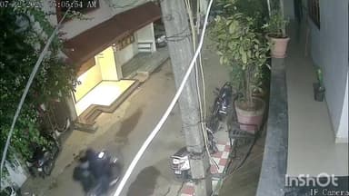 ચોરાસી: વેસુ યુવકે રિક્ષાચાલકની બે મોપેડને પેટ્રોલ છાંટી સળગાવી: જૂની અદાવતમાં વાહનો સળગાવનાર ત્રિપુટી CCTVને આધારે પકડાયા.