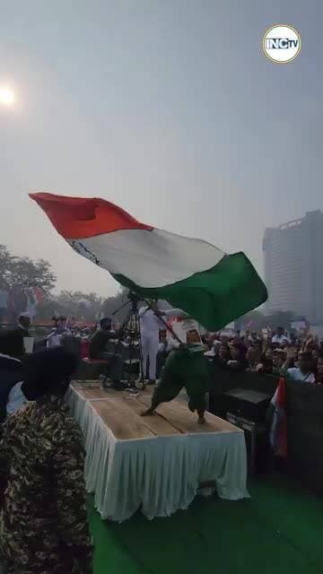 दिल्ली के रामलीला मैदान से एक ही आवाज
'वोट चोर-गद्दी छोड़'!
जनसैलाब,जोश,और जज्बे की तस्वीर देखिए👇
#votechorgaddichhod #trendingreelsvideo #hi