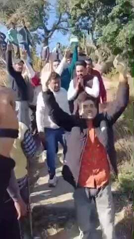 चम्पावत: ग्राम पंचायत रिखोली में विधायक खुशाल सिंह अधिकारी के खिलाफ लगे नारे, विधायक ने कहा- गांव का विकास मेरी प्राथमिकता