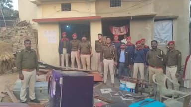 मेहसी: मेहसी थाना कांड सं. 224/25 के अभियुक्त समीना खातून, रहमत अली, रूबी खातून व मोहम्मद जब्बार के घर विधिवत कुर्की